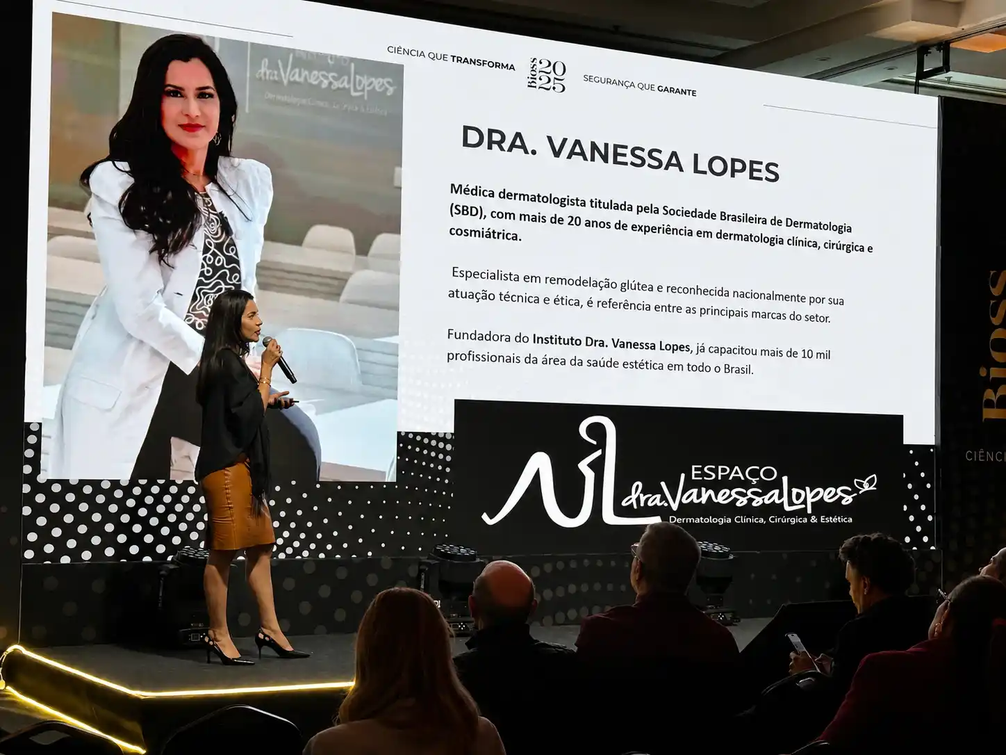 Dra. Vanessa Lopes palestrando no palco SBD
