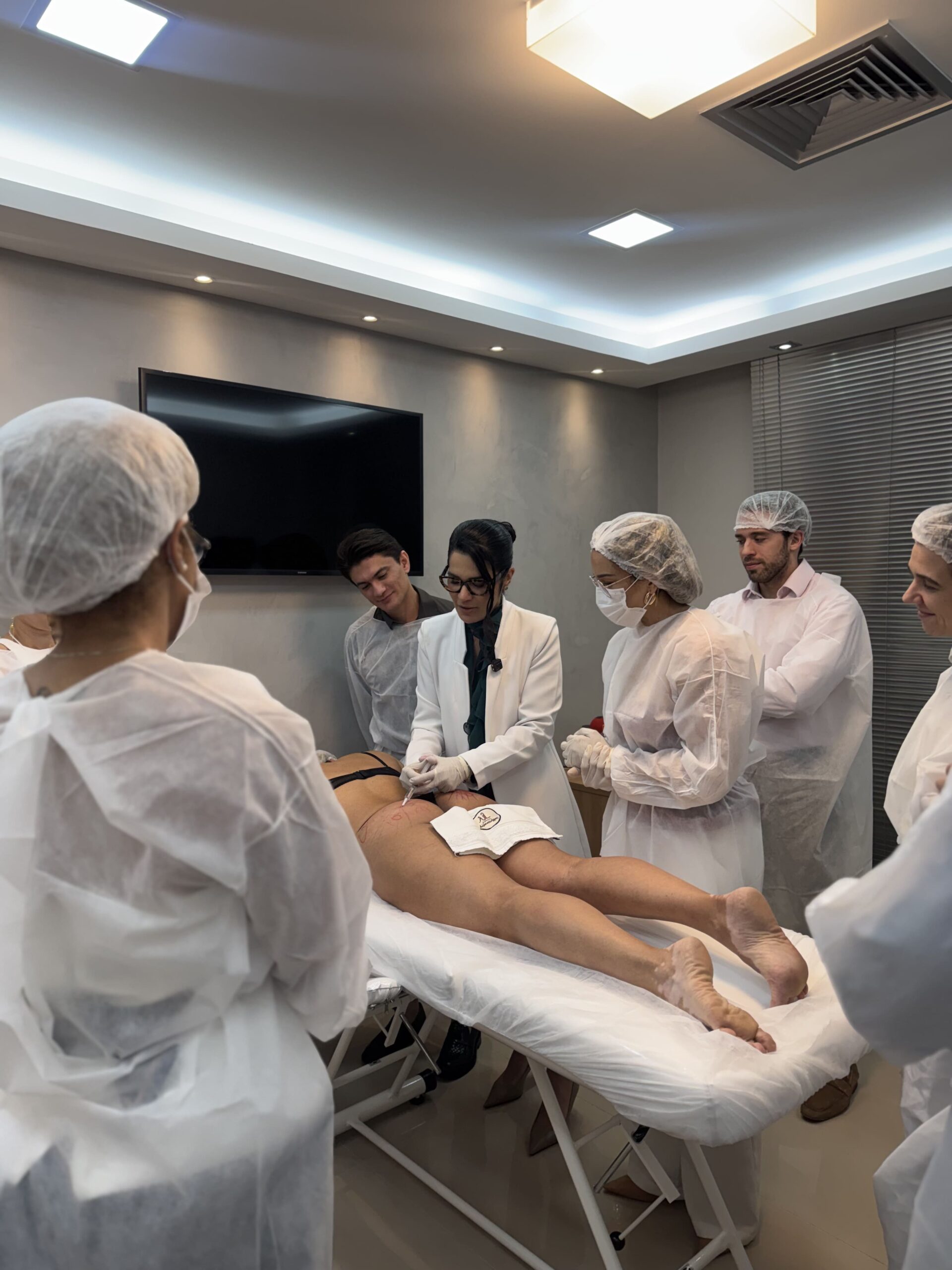 Dra. Vanessa aplicando o procedimento ao vivo na imersão HGA