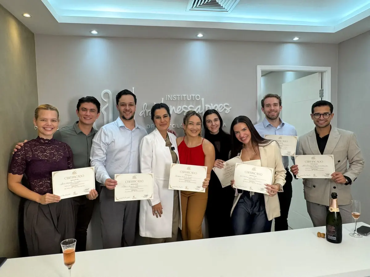 Médicos da 2ª edição do HGA com seus certificados